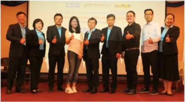 นายณัฐวัชร์ วรนพกุล (ที่สามจากซ้าย) ประธา...