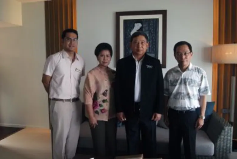 นายภูมิภัทร นาวานุเคราะห์ (ขวาสุด) ผู้อำน...