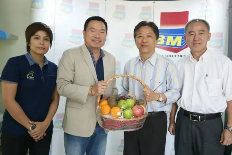 นายธิติวัฒน์ เงินนำโชคธนรัตน์(คนที่ 2 จาก...