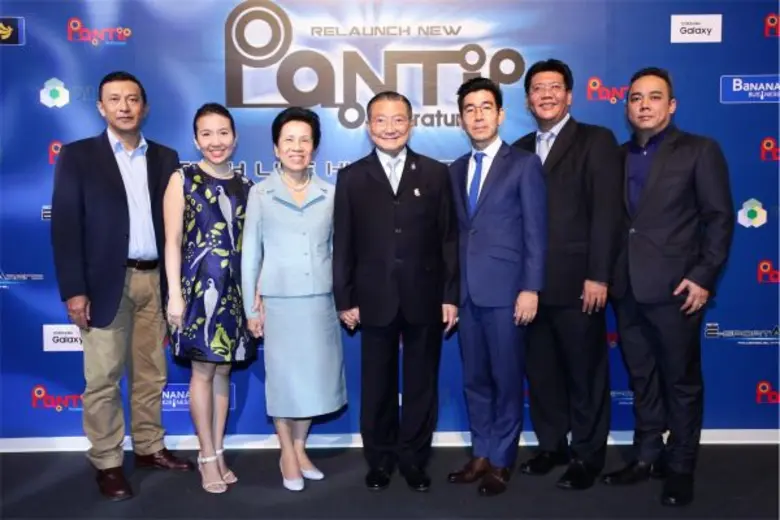 นายเจริญ สิริวัฒนภักดี พร้อมด้วยคุณหญิงวร...