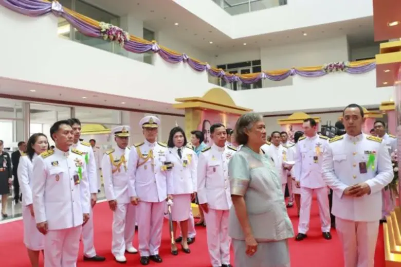 พระบาทสมเด็จพระเจ้าอยู่หัว ทรงพระกรุณาโปร...