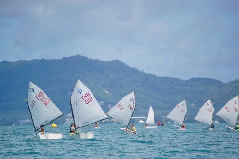 เปิดฉากการแข่งขันเรือใบภูเก็ตคิงส์คัพรีกัตต้าครั้งที่ 30 ประเดิมด้วยการแข่งขันเรือใบเล็ก “ภูเก็ตดิงกี้ซีรี่ส์”สนามแรก เรือใบเยาวชนกว่า 28 ลำร่วมชิงชัยในปีการแข่งขันที่ 30 ของศึกแห่งสายน้ำอันทรงเกียรติของเอเชีย