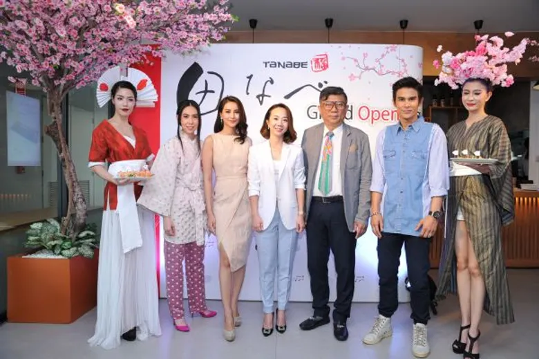น้ำฝน โชว์ฝีมือขั้นเทพ ทำซูชิจานโปรดในงานเปิดตัวร้านอาหารทานาเบะ