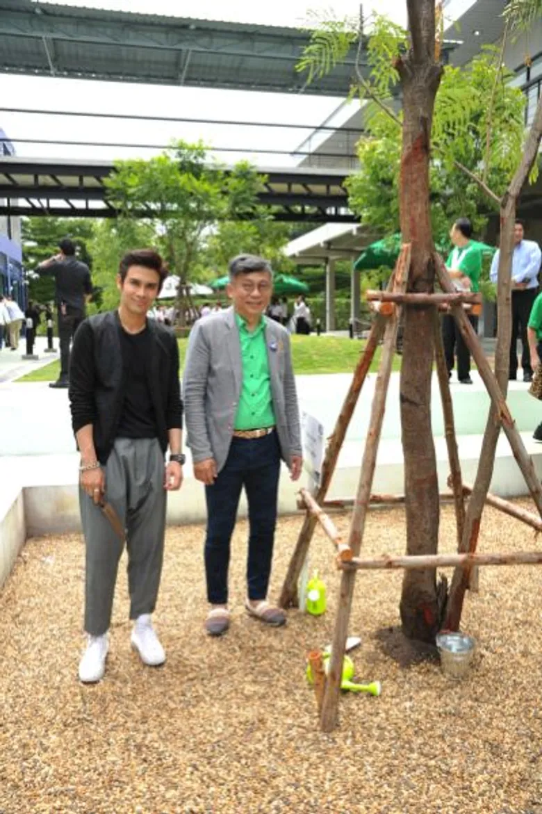 นาวิน ต้าร์ ปลีกคิวทอง ร่วมเซอร์ไพร์สเปิดร้าน Too Fast To Sleep@KU