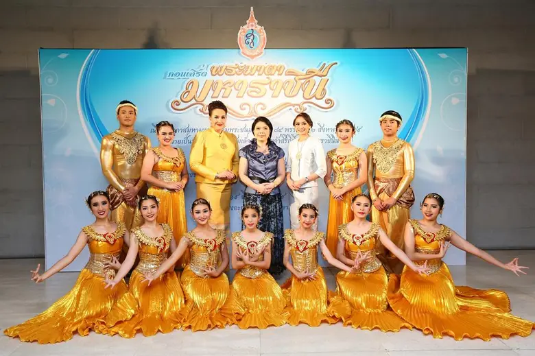 คุณดวงฤดี แม็คแคร็ป (ที่ 4 จากซ้าย) กรรมบ...