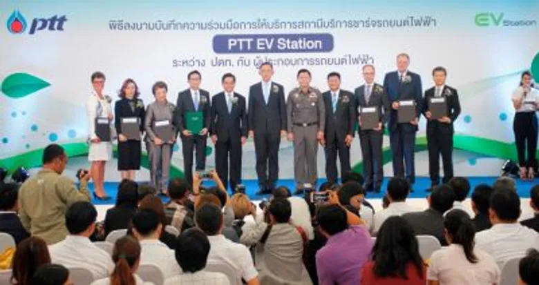 รมว.พลังงาน ชมสาธิตการชาร์จรถยนต์ไฟฟ้านิสสันลีฟ