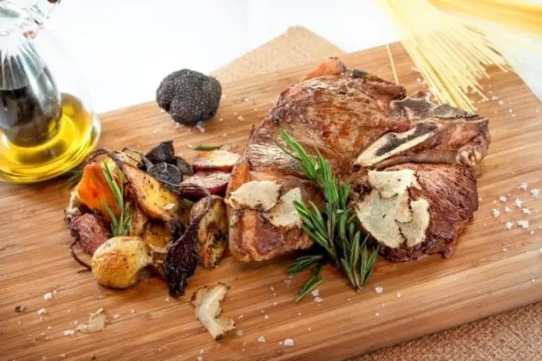 “Tartufo Nero black summer truffles” เมนูเห็ดทรัฟเฟิลดำ จากการรังสรรค์ของเชฟลูก้า เซซารินี ณ ห้องอาหารรอสซินีส์ โรงแรมเชอราตัน แกรนด์ สุขุมวิท
