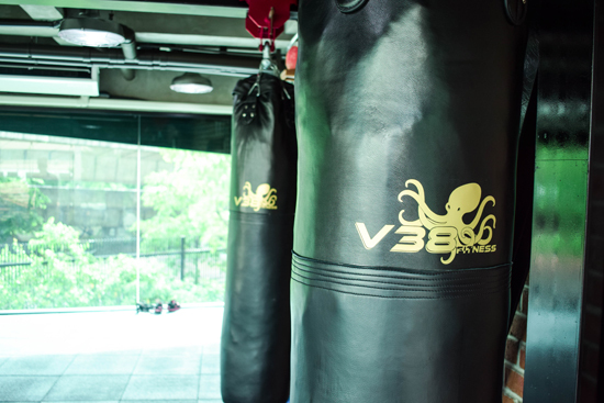 เปิดตัว V38 ฟิตเนสแห่งใหม่ ท้าทายนักออกำลังกายด้วยระบบห้องจำลองความสูง และเครื่องสร้างคลื่นเสมือนจริงในสระว่ายน้ำ แห่งเดียวในกรุงเทพฯ