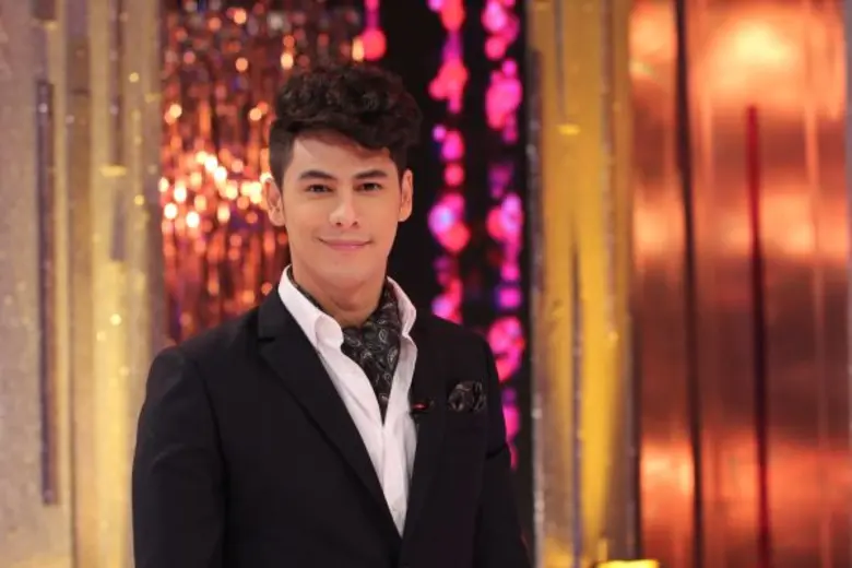 'ซี-ศิวัฒน์’ ชวนวัยใส พับตำรา คว้าไมค์ สานฝันให้โรงเรียน