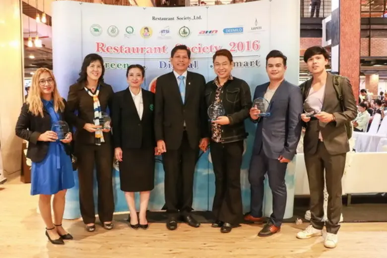 นาวาอากาศเอก สมศักดิ์ ขาวสุวรรณ์ (ที่ 4 จ...