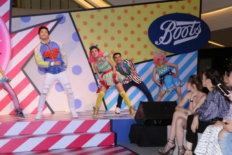 “โตโน่ บี้ ออม เดี่ยว ณิชา นิโคล” ชวนฟีลกู๊ดสไตล์ป๊อปอาร์ต “ฉลองวันเกิดครบรอบ 19 ปี” บู๊ทส์ ประเทศไทย