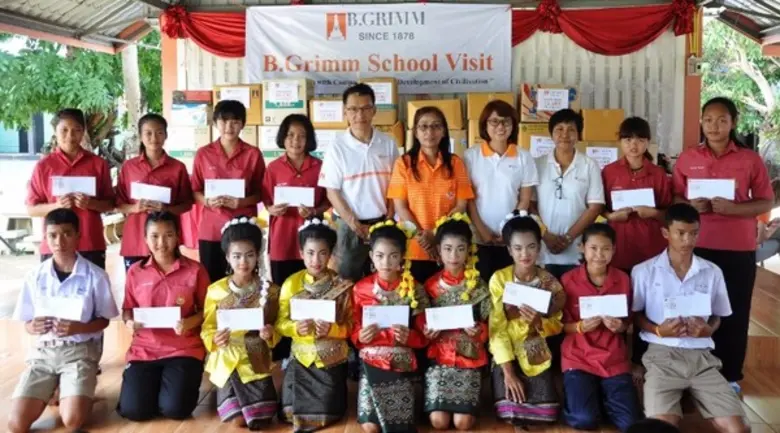 นายณรงค์ฤทธิ์ สุขไชยปราการ (แถวยืนที่ 5 จ...