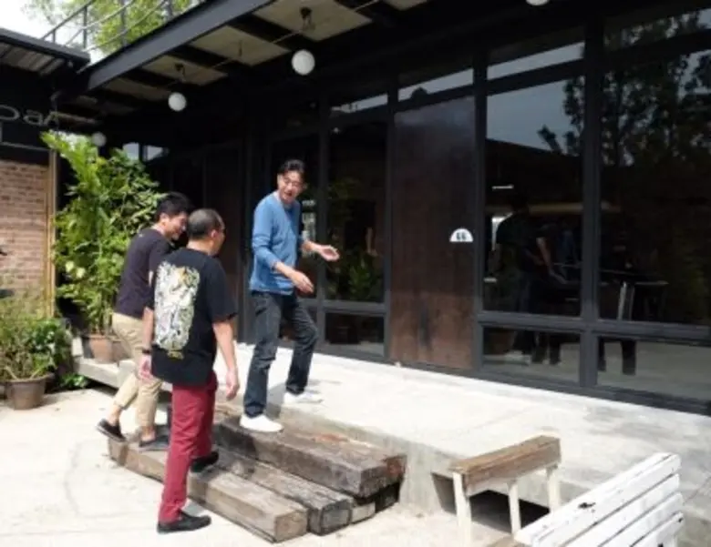 ทีวีไกด์: รายการ "ที่นี่หมอชิต "เคยประกาศลั่นบนเวทีว่า “ไม่เอาอีกแล้ว” แต่ล่าสุดขอเป็นแกนนำรวมวงสร้าง “ปรากฏการณ์เฉลียง” อีกครั้ง เรื่องนี้ “ดี้ นิติพงษ์”  มีคำตอบ