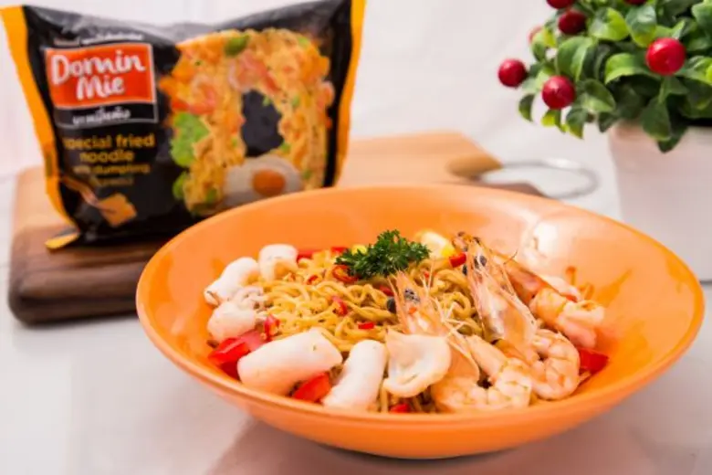บะหมี่กึ่งสำเร็จรูปแบบแห้งสัญชาติไทย แบรนด์น้องใหม่ “โดมินหมี่” ส่ง 2 รสชาติ “เกี๊ยวกรอบ-ไก่เผ็ดมะนาว” ลุยมัดใจลูกค้า เน้นชูจุดเด่นเส้นนุ่มชุ่มลิ้น เส้นไม่อืดง่าย รสชาติกลมกล่อมโดดเด่นด้วยดีไซน์แพ็คเกจจิ้ง