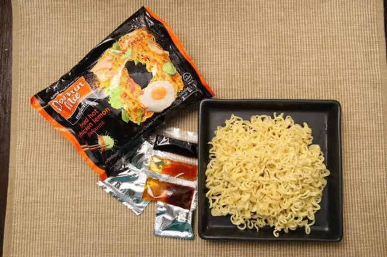 บะหมี่กึ่งสำเร็จรูปแบบแห้งสัญชาติไทย แบรนด์น้องใหม่ “โดมินหมี่” ส่ง 2 รสชาติ “เกี๊ยวกรอบ-ไก่เผ็ดมะนาว” ลุยมัดใจลูกค้า เน้นชูจุดเด่นเส้นนุ่มชุ่มลิ้น เส้นไม่อืดง่าย รสชาติกลมกล่อมโดดเด่นด้วยดีไซน์แพ็คเกจจิ้ง