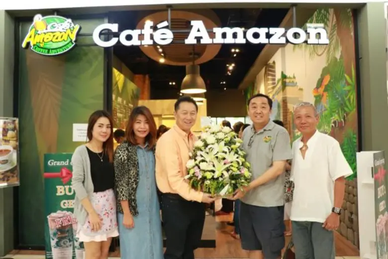 นายสมพล ตรีภพนารถ (กลาง) กรรมการผู้จัดการธุรกิจศูนย...