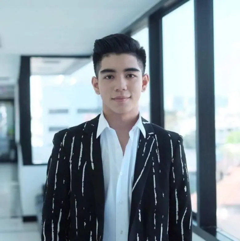 นอกจากจะเป็นนักร้องหนุ่มที่แฟนคลับปลื้มหน...