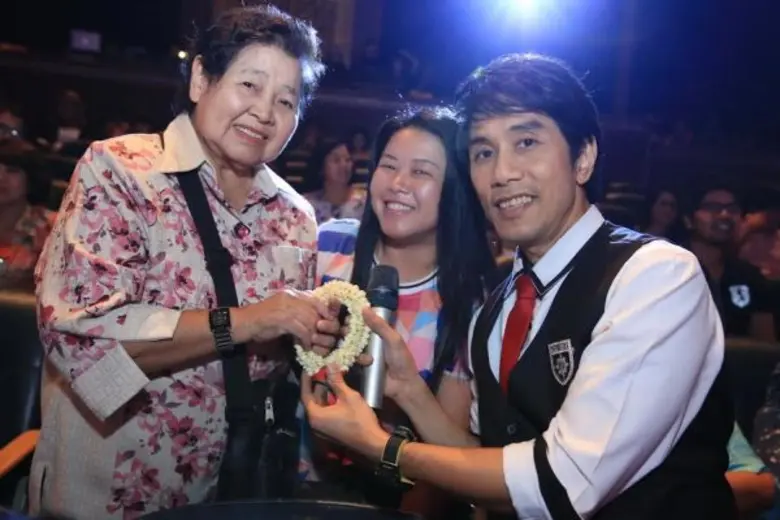 มอส - อ๊อด - ไอซ์ เสริ์ฟความสุข เอาใจแม่ เต้นมันส์ไม่หยุด สนุกลืมวัย