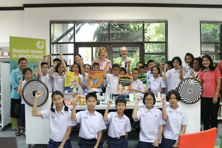 โจอาคิม เฮกเกอร์ ผู้เชี่ยวชาญการสอนวิทย์จากเยอรมนี อบรมครูไทยสอนวิทยาศาสตร์แบบ Hands-on ฝึกค้นหาหลักการวิทยาศาสตร์รอบตัวง่ายๆ...แต่เข้าใจได้ยาว