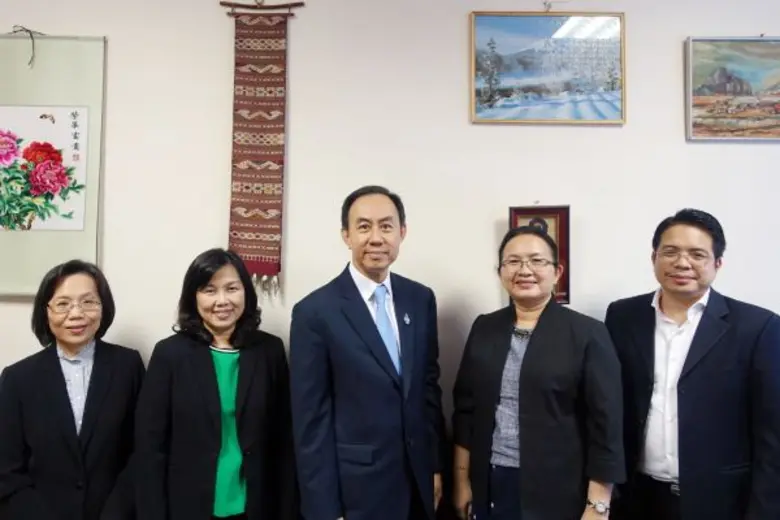 นายพิศิษฐ์ เสรีวิวัฒนา (กลาง) กรรมการผู้จ...