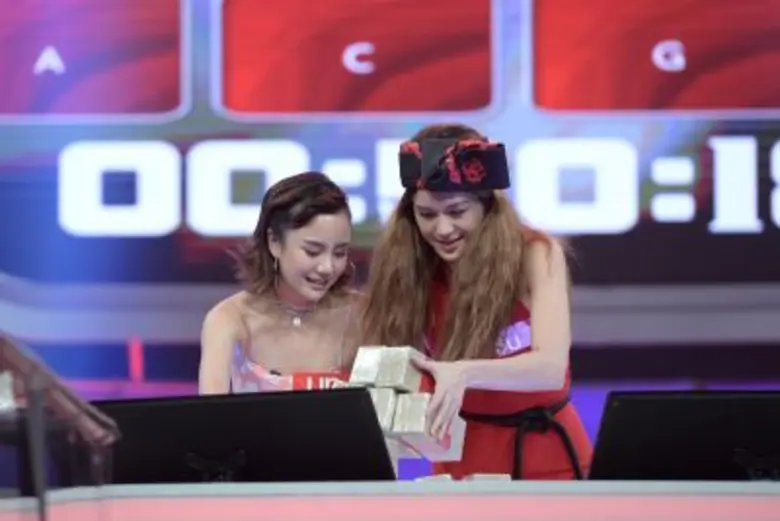 ทีวีไกด์: รายการ “The Money Drop ไทยแลนด์” “จิ๊บ ปกฉัตร – นท พนายางกูร” เหวอกลางอากาศ เจอคำถามแทงกั๊ก!!! ใน เดอะมันนี่ ดร็อป ไทยแลนด์