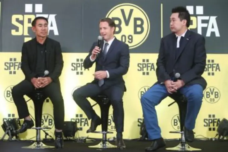 "สุพรรณบุรี ฟุตบอล อะคาเดมี่" ผนึกกำลัง "ดอร์ทมุนด์" เซ็นสัญญา 3 ปี สร้างมิติใหม่พัฒนาแข้งเยาวชนสู่ระดับโลก โดยมีพีพีทีวีเป็นสื่อพันธมิตร