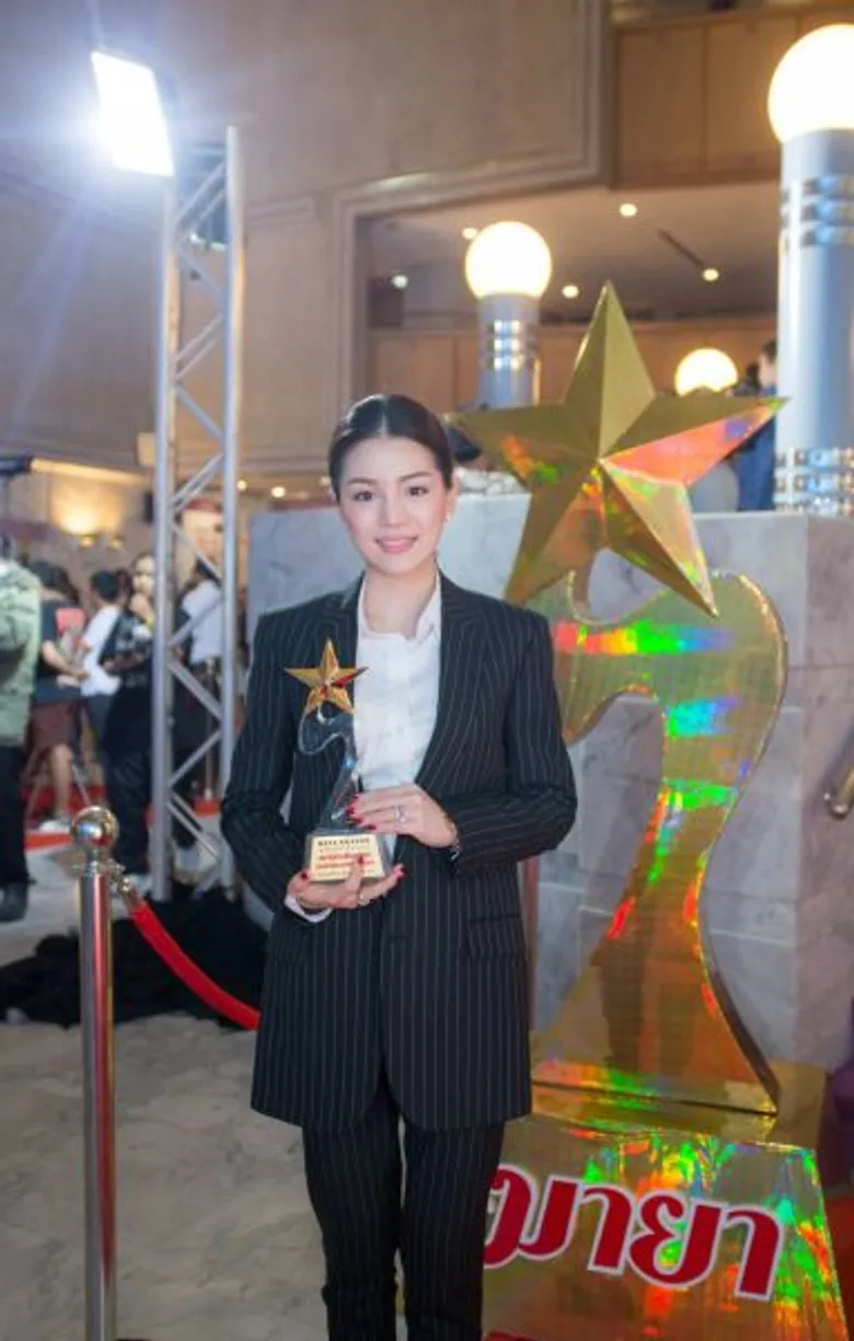 คะแนนโหวต..ท่วมท้น ผู้บริหารสปริงนิวส์ ตบเท้าเข้ารับรางวัล มายาแชนแนล สถานีข่าวโทรทัศน์ยอดเยี่ยม แห่งปี 2559