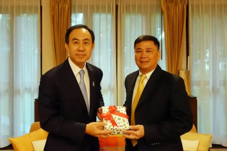 นายพิศิษฐ์ เสรีวิวัฒนา (ซ้าย) กรรมการผู้จ...