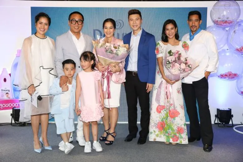 เปิ้ลนำทีม “ครอบครัวศิลาชัย” และ คู่รักนักปรุง เชฟตั๊ก-นภัสรัญชน์ และป๊อก-ปิยธิดา มิตรธีรโรจน์ เผยประสบการณ์กำจัดกลิ่นเหม็นบนเสื้อผ้า อย่างมีประสิทธิภาพ