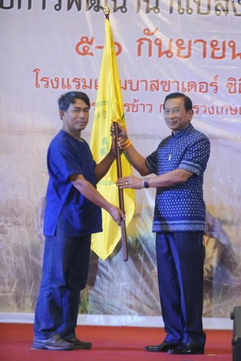 รัฐมนตรีเกษตรฯเปิดการสัมมนาศูนย์ข้าวชุมชนกับการพัฒนานาแปลงใหญ่อย่างมั่นคง มั่งคั่ง และยั่งยืน ภายใต้โครงการปรับปรุงประสิทธิภาพการผลิตและคุณภาพผลผลิต ปี 2559 เพื่อสร้างความเข้าใจถึงนโยบายและแผนพัฒนาข้าวของประเทศในการสร้างความเข้มแข็งขององค์กรเกษตรกร