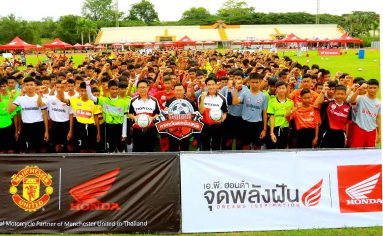 “สพฐ.-เอ.พี. ฮอนด้า เรด แชมเปี้ยน แข่งขันทักษะฟุตบอลชิงแชมป์ไปอังกฤษปี 6" เดินเครื่องแบทเทิลทักษะลูกหนังทั่วไทย เปิดดวลแข้งสนามสามคึกคัก "เด็กอีสาน" ครึ่งพันร่วมล่าฝันไปอังกฤษ