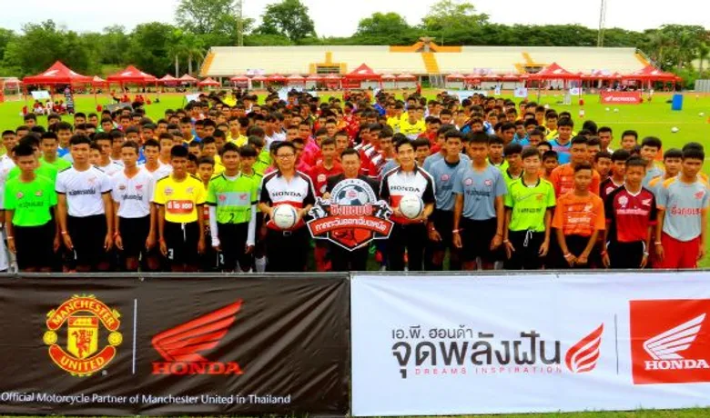 “สพฐ.-เอ.พี. ฮอนด้า เรด แชมเปี้ยน แข่งขันทักษะฟุตบอลชิงแชมป์ไปอังกฤษปี 6" เดินเครื่องแบทเทิลทักษะลูกหนังทั่วไทย เปิดดวลแข้งสนามสามคึกคัก "เด็กอีสาน" ครึ่งพันร่วมล่าฝันไปอังกฤษ