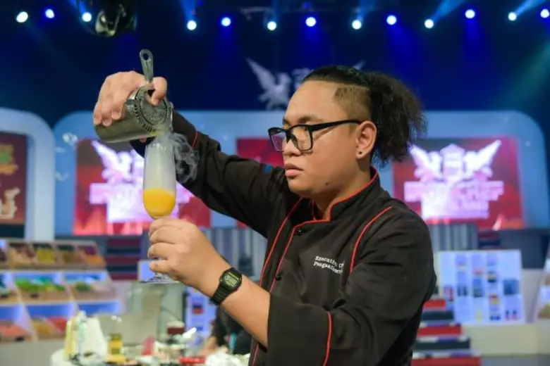 ทีวีไกด์: รายการ "เชฟกระทะเหล็ก ประเทศไทย (Iron Chef Thailand)" “ผมจะเป็นผู้ท้าชิงคนแรก ที่จะเอาชนะ เชฟกระทะเหล็กทุกคนบน Kitchen Stadium ให้จงได้”
