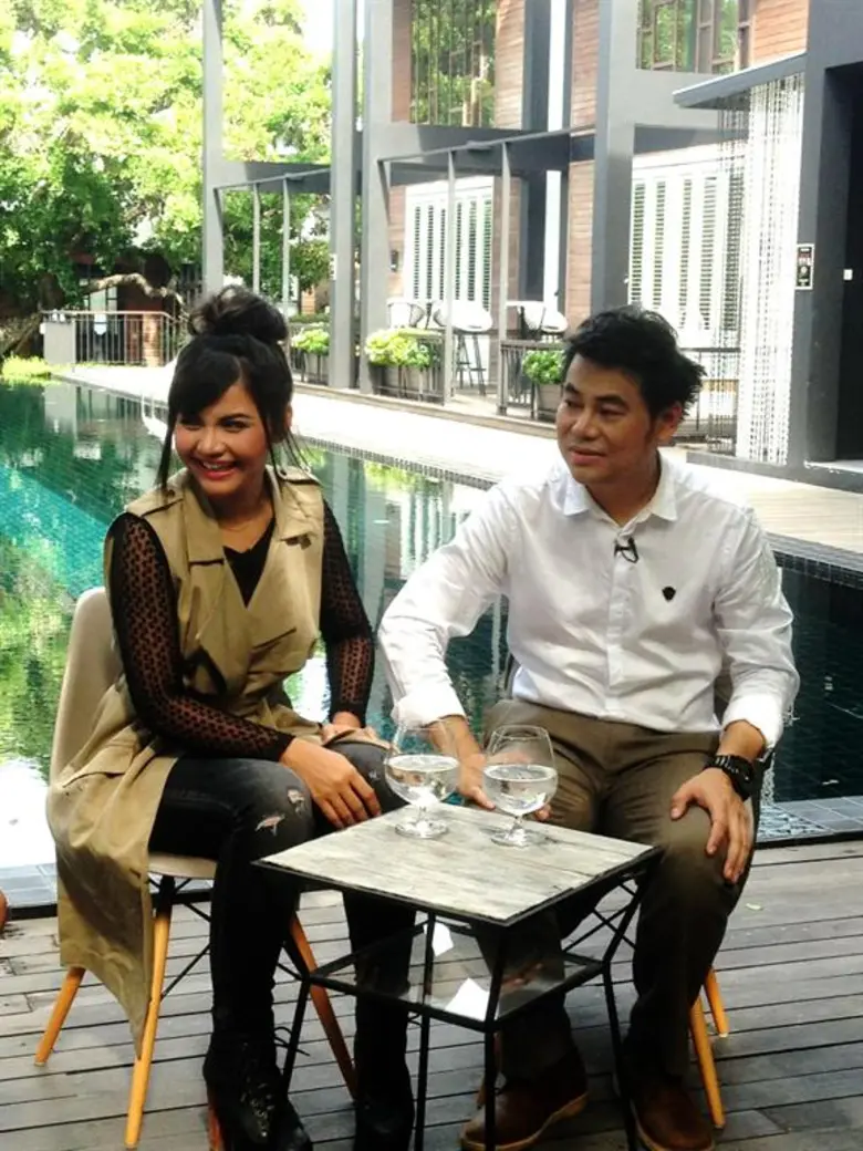 ทีวีไกด์: รายการ "ที่นี่หมอชิต" ล้วงลึกความรัก “ตั๊กแตน – เพชร สหรัตน์” คู่รักข้ามค่าย หลังเจอดราม่าฝ่ายชายเกาะฝ่ายหญิงดัง
