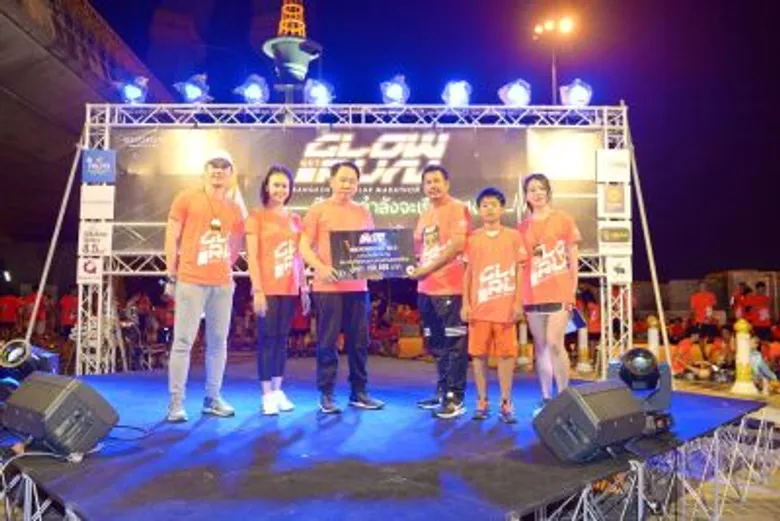 ครั้งแรกของการวิ่ง 'GET 102.5’ ปิด 'สะพานพระราม 8’!!! สายวิ่ง-สายตื๊ด!!! พร้อมใจกันเรืองแสงในงาน 'GET GLOW RUN’