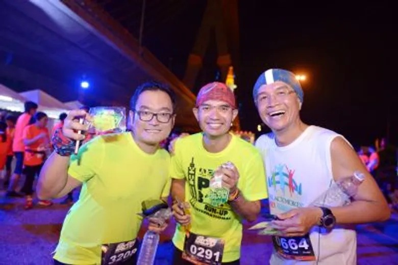 ครั้งแรกของการวิ่ง 'GET 102.5’ ปิด 'สะพานพระราม 8’!!! สายวิ่ง-สายตื๊ด!!! พร้อมใจกันเรืองแสงในงาน 'GET GLOW RUN’