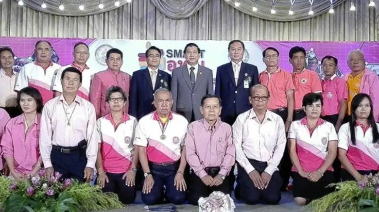 ไมตรี อินทุสุต (ยืนกลาง)ปลัดกระทรวงการพัฒ...