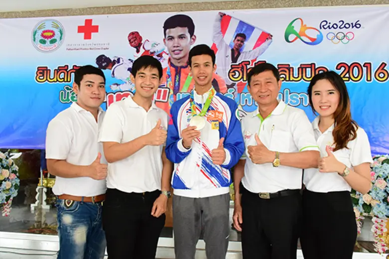 นายสุวัจ เดชเทวัญดำรง (ที่2จากขวา) ประธาน...