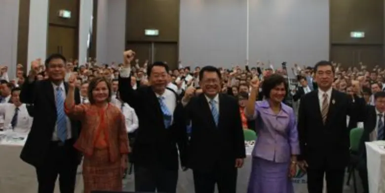 นายสมชาย หาญหิรัญ ประธานกรรมการ นางพรรณขน...