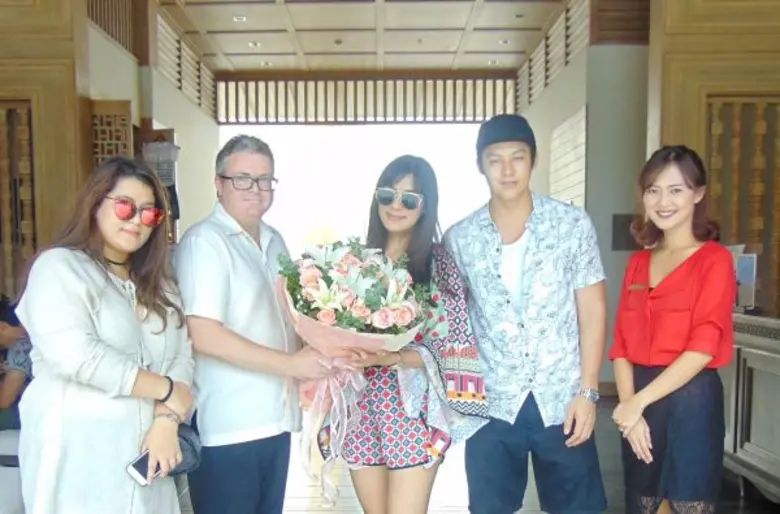 คุณคริสเตียน โรซี่ (ที่ 2 จากซ้าย) ผู้จัด...