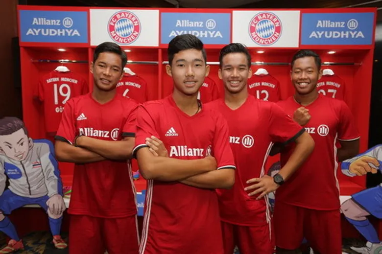 อลิอันซ์ จูเนียร์ ฟุตบอล แคมป์ 2016 ปิดฉากประทับใจ ปลื้ม 4 นักเตะไทยโชว์ฝีเท้าเยี่ยมที่บาเยิร์น มิวนิค หวังปั้นเป็นไอดอลให้กับเยาวชนรุ่นต่อไป