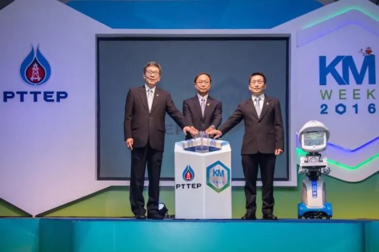 ดร.พิเชษฐ์ ดุรงค์เวโรจน์ (กลาง) รัฐมนตรีว...