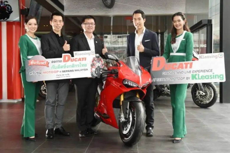 นายทวี ธีระสุนทรวงศ์ (กลาง) ประธานกรรมการ...