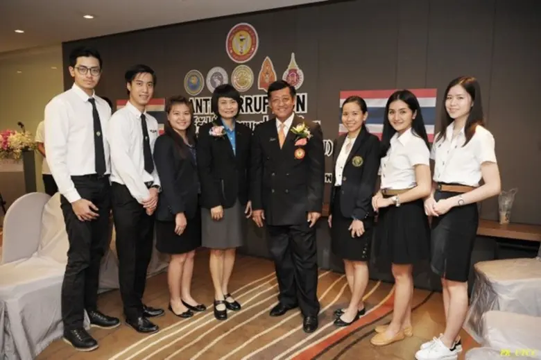 รศ.ดร.รุ่งรัตน์ ชัยสำเร็จ รองอธิการบดีฝ่า...