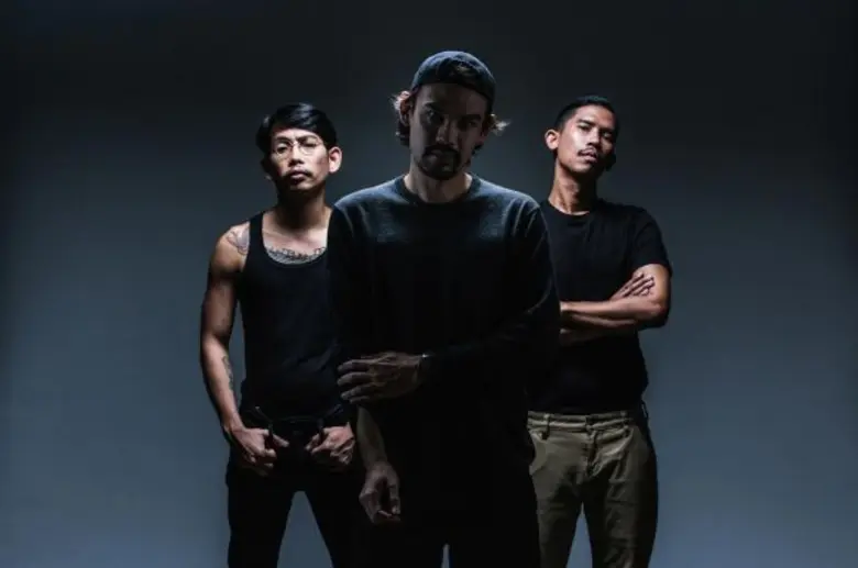 เรียกว่าทำเพลงร็อกมันๆ มีจังหวะชวนโยกมาโด...