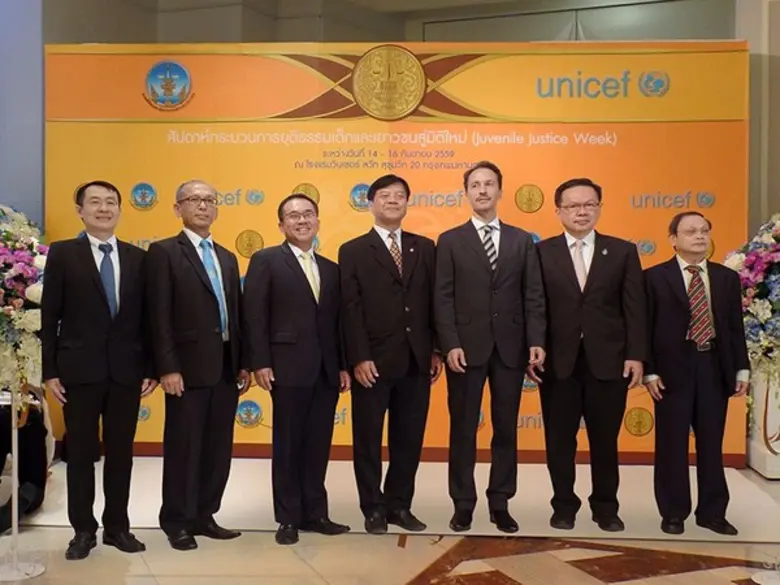 (ที่ 3 จากซ้าย)ศาสตราจารย์พิเศษวิศิษฐ์ วิ...
