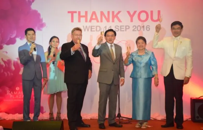 เดชา ตั้งสิน (ที่สามจากขวา) กรรมการผู้จัด...