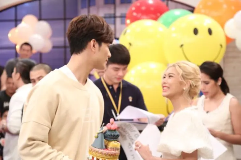 "บี้ KPN" เซอร์ไพรส์วันเกิด "กุ๊บกิ๊บ" อวยพรซึ้งพร้อมจุ๊บเบาๆกลางรายการตื่นมาคุย!!