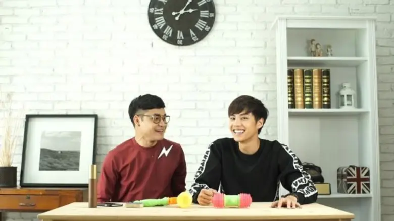 ทีวีไกด์: รายการ “Loukgolf's English Room” “แบงค์ ธิติ” ท้าดวล “ครูลูกกอล์ฟ” ในสไตล์คาวบอย ติดตามใน “Loukgolf's English Room”