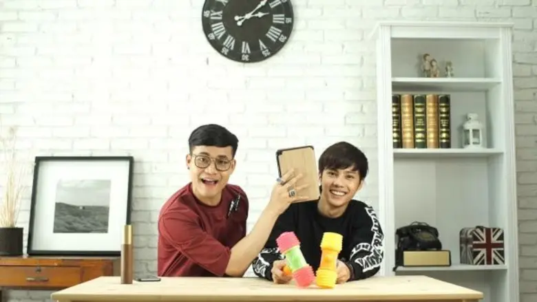 ทีวีไกด์: รายการ “Loukgolf's English Room” “แบงค์ ธิติ” ท้าดวล “ครูลูกกอล์ฟ” ในสไตล์คาวบอย ติดตามใน “Loukgolf's English Room”